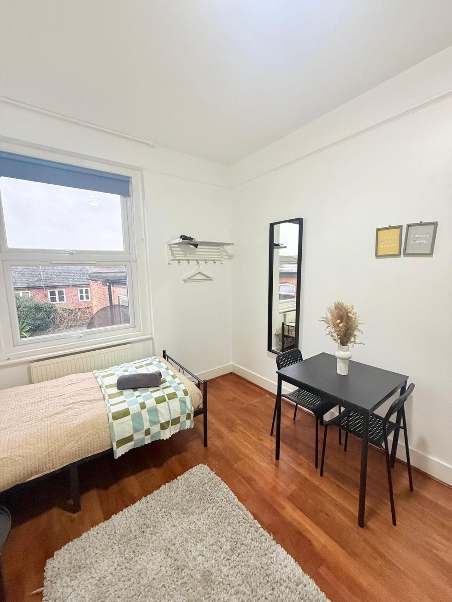 Cricklewood Broadway Guest Home 런던 외부 사진