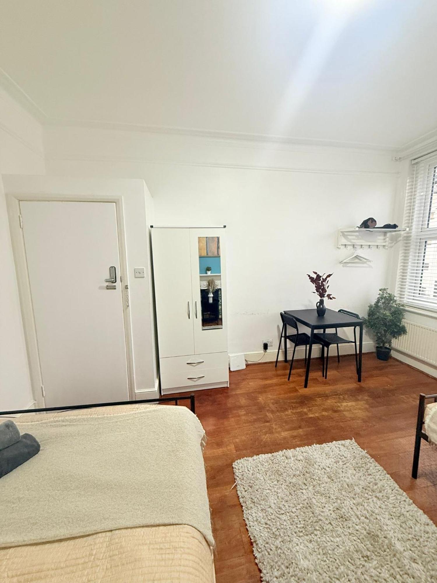 Cricklewood Broadway Guest Home 런던 외부 사진
